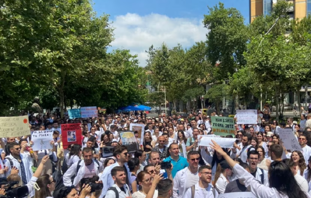 Ndryshon ligji per studentet e mjekesise, propozohet ulja e afatit te qendrimit te detyruar
